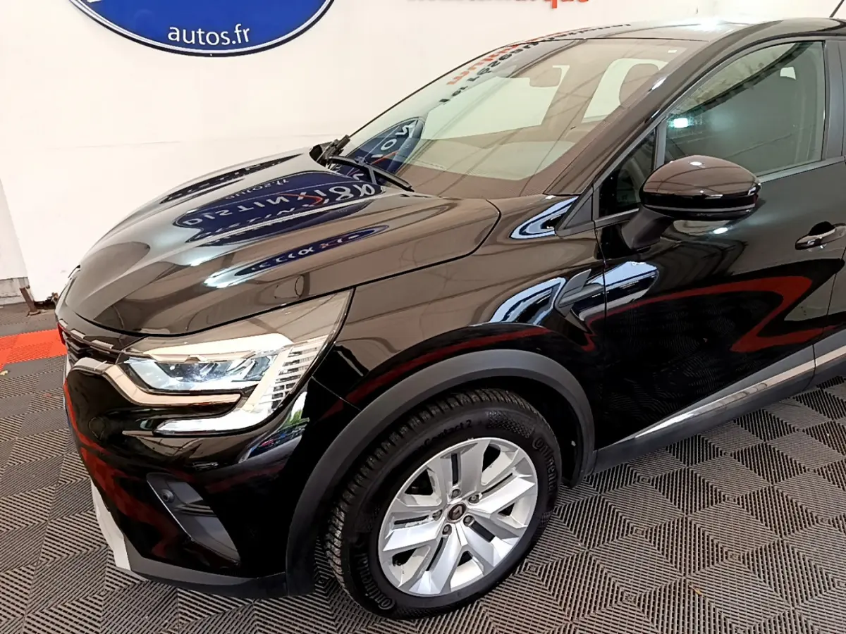 Renault Captur Business noir en 3/4 avant droit, mettant en valeur ses phares LED et jantes alliage.