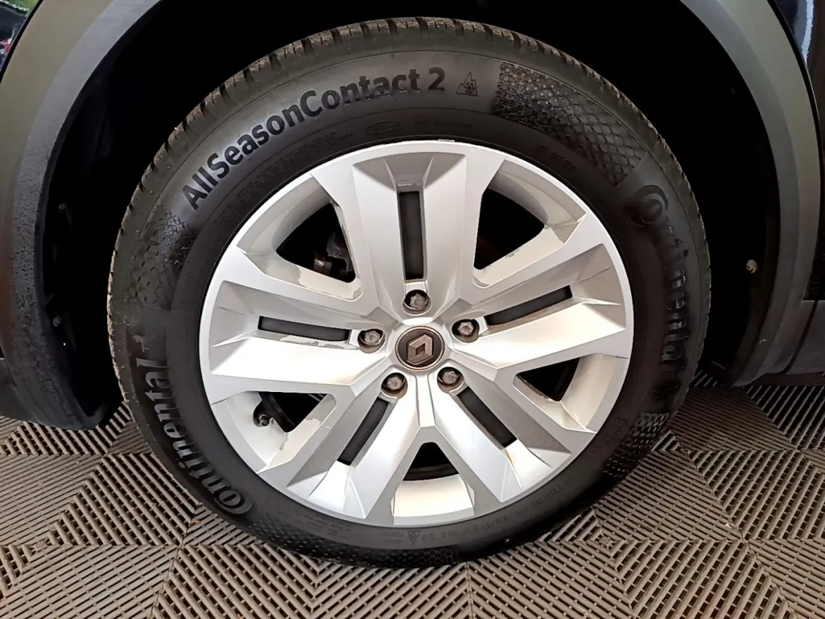 Gros plan sur la roue avant droite du Renault Captur noir 2020 avec jante alliage et pneu Continental AllSeasonContact 2.