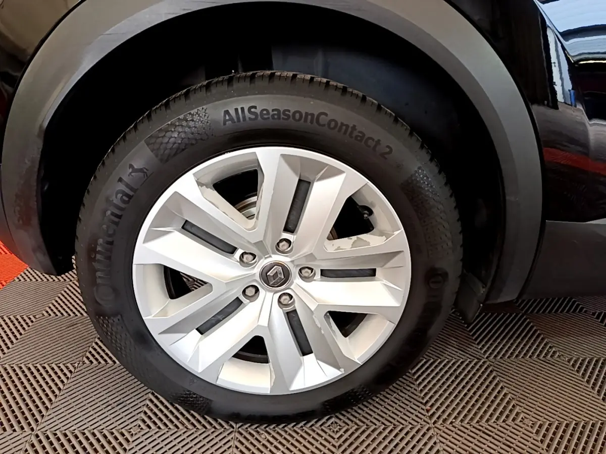 Gros plan sur la roue avant droite du Renault Captur noir 2020 avec jante alliage et pneu Continental AllSeasonContact.