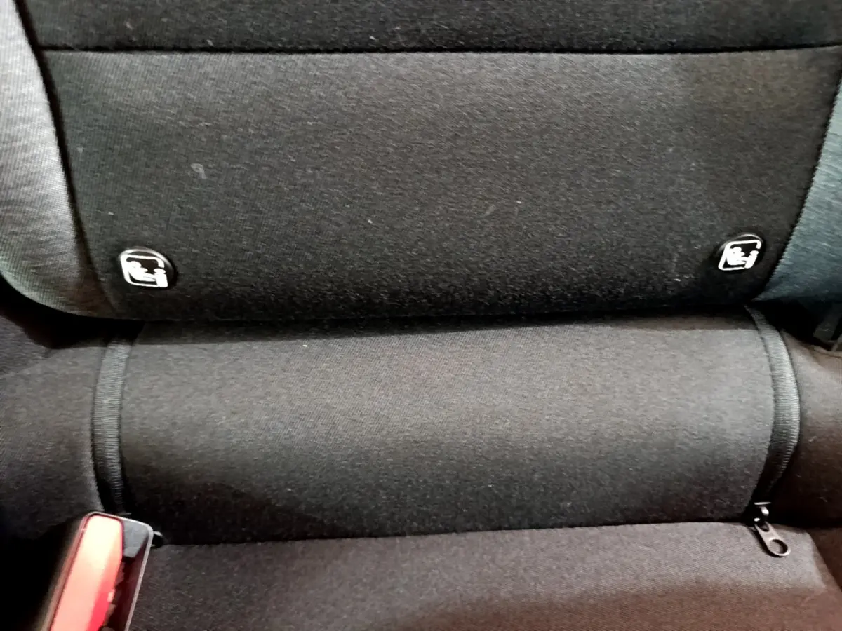 Gros plan sur la banquette arrière noire du Renault Captur 2020 avec fixations Isofix visibles.