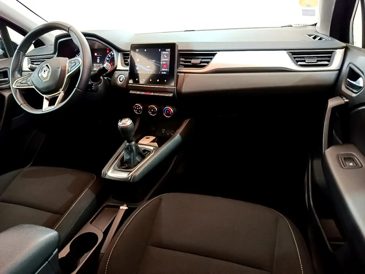 Intérieur noir du Renault Captur Business Blue dCi 95 2020, vue de face côté conducteur avec écran tactile et boîte manuelle.