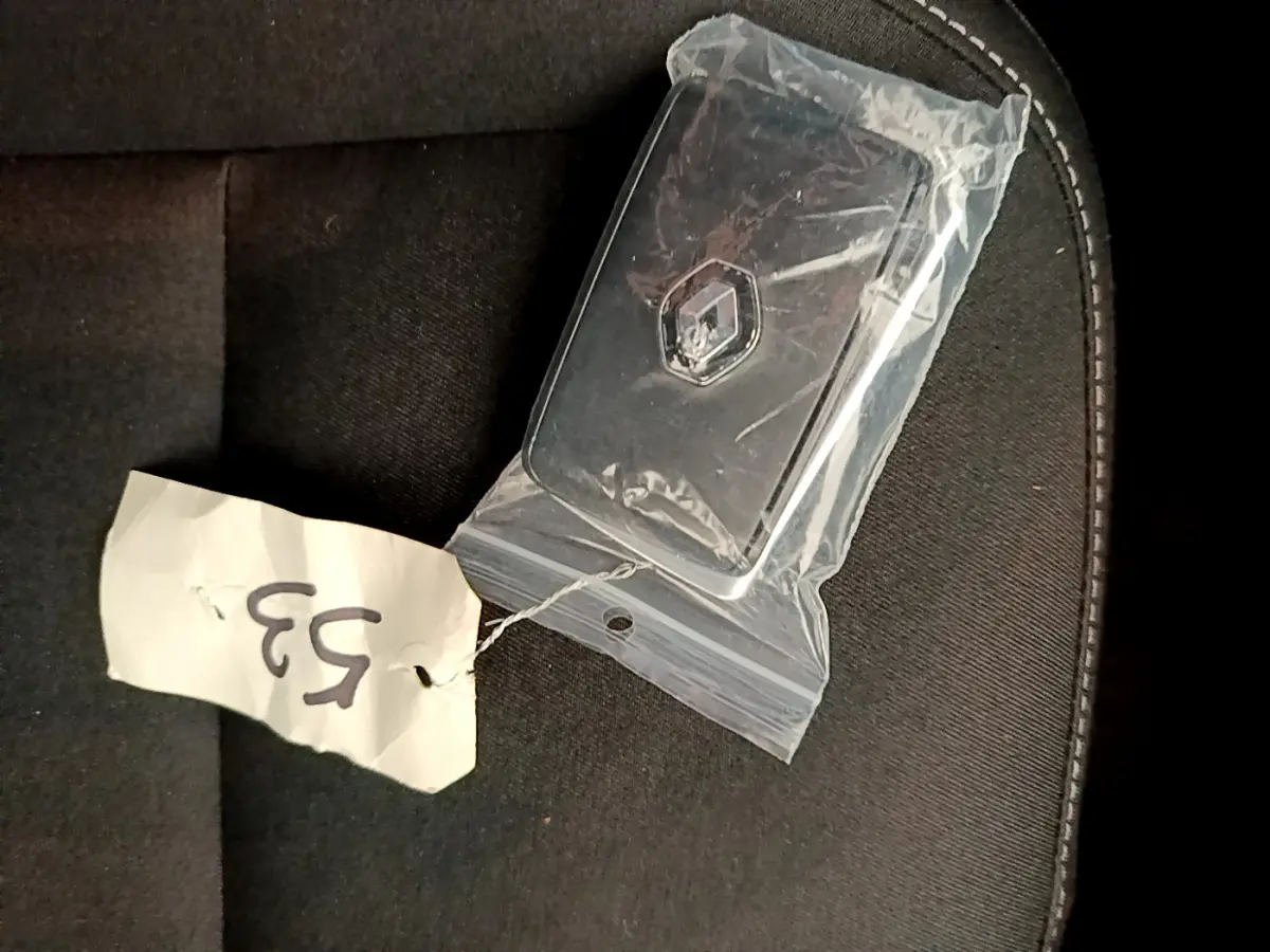 Clé Renault noire sous emballage plastique posée sur un siège tissu noir du Captur Business Blue dCi 95.