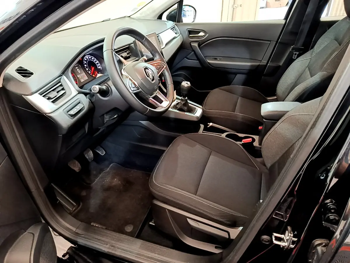 Intérieur noir du Renault Captur Business 2020, vue côté gauche sur sièges, volant multifonctions et levier de vitesse manuel.