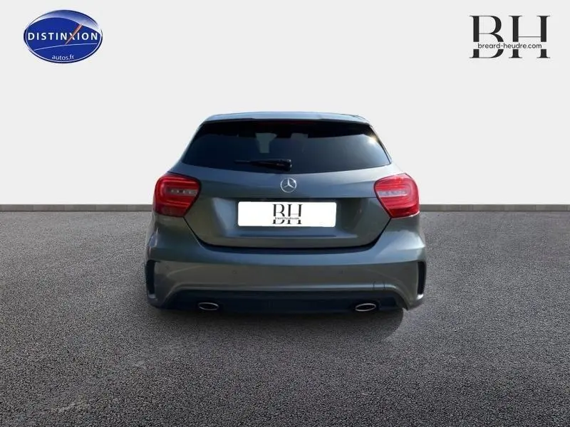 Vue arrière d'une Mercedes Classe A 220 CDI Business Executive gris montagne avec double sortie d'échappement chromée.