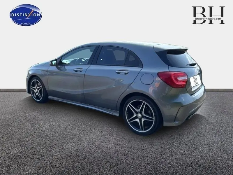 Vue 3/4 arrière droite d'une Mercedes Classe A 220 CDI Business Executive gris montagne avec jantes alliage 17 pouces.