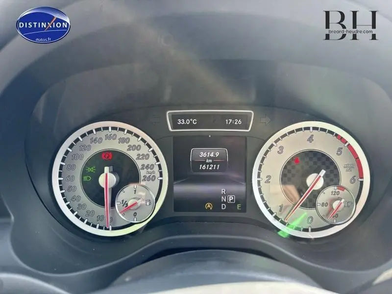 Vue rapprochée du tableau de bord de la Mercedes Classe A 220 CDI gris, affichant compteurs et écran multifonction.