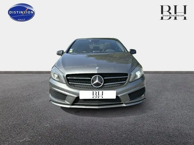 Vue avant d'une Mercedes Classe A 220 CDI Business Executive gris montagne avec calandre chromée et phares allumés.