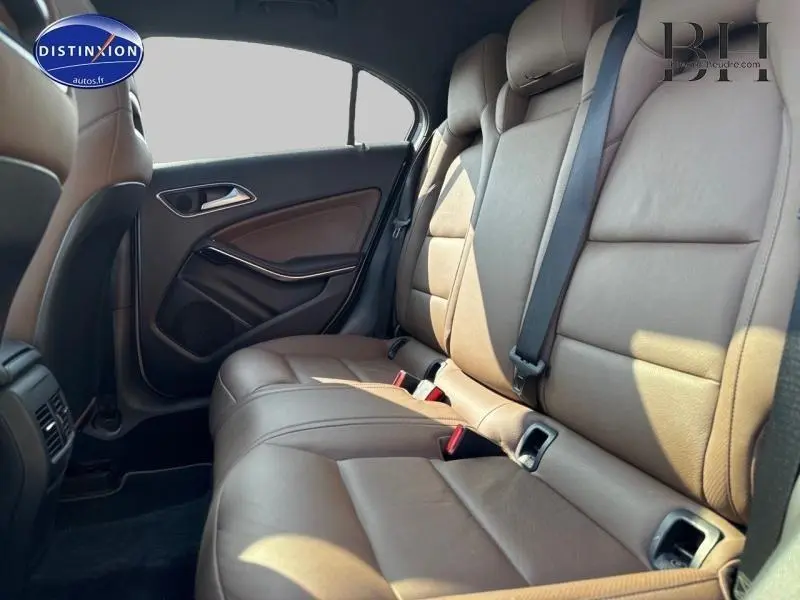 Vue intérieure de la banquette arrière en cuir marron de la Mercedes Classe A 220 CDI, côté gauche visible.