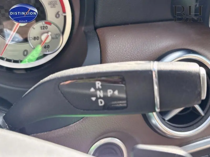 Gros plan sur la commande de boîte automatique dans un intérieur marron d'une Mercedes Classe A gris Montagne.