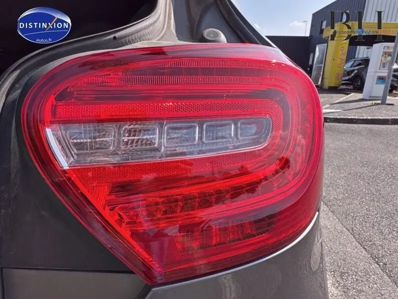 Gros plan sur le feu arrière droit rouge d’une Mercedes Classe A 220 CDI Business Executive gris Montagne.