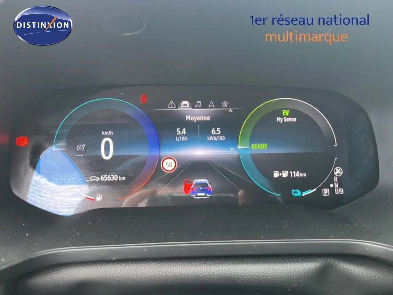 Tableau de bord numérique du Renault Captur hybride rechargeable, affichant la vitesse à zéro et l'autonomie électrique à 114 km.