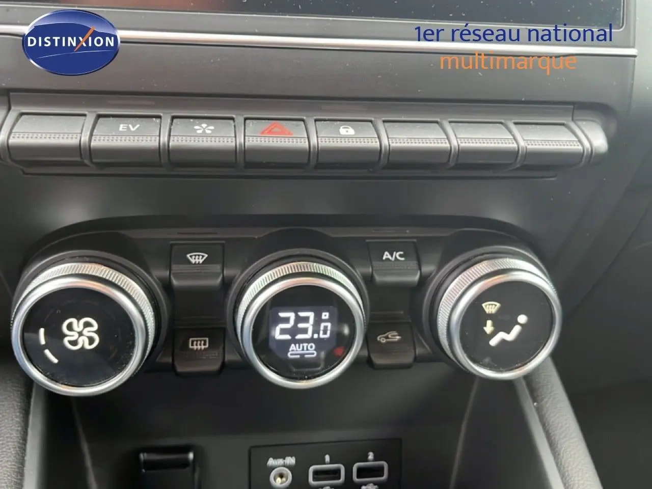 Gros plan sur la console centrale du Renault Captur 2021, montrant les commandes de climatisation et boutons fonctionnels.
