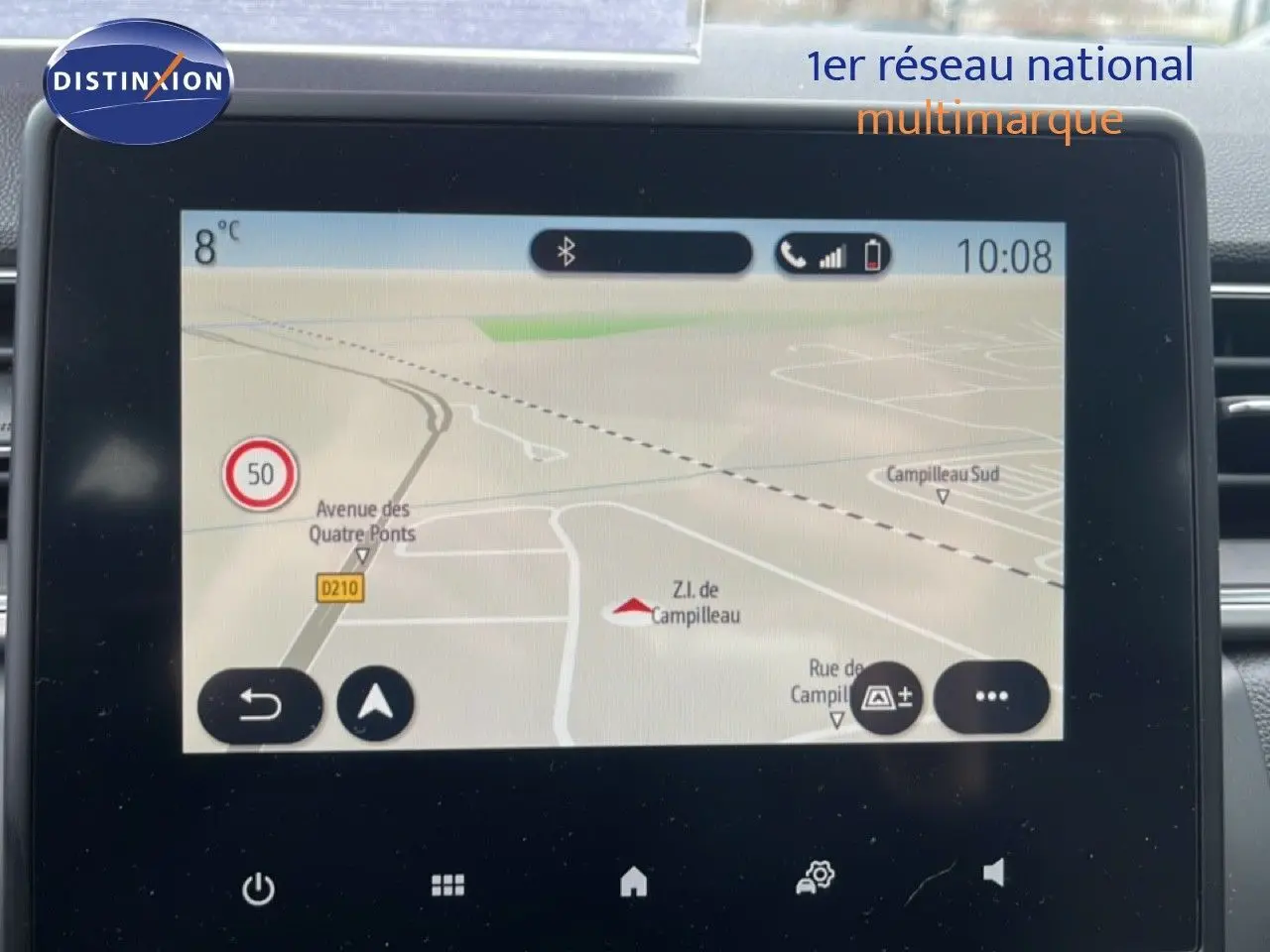Écran tactile du système de navigation du Renault Captur 1.6 E-TECH bleu iron metal avec toit noir, vue intérieure.