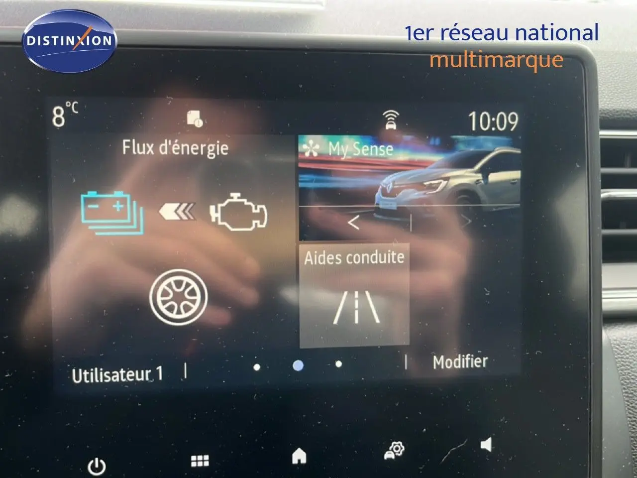 Écran tactile intérieur du Renault Captur 1.6 E-Tech 2021 affichant le flux d'énergie et aides à la conduite.