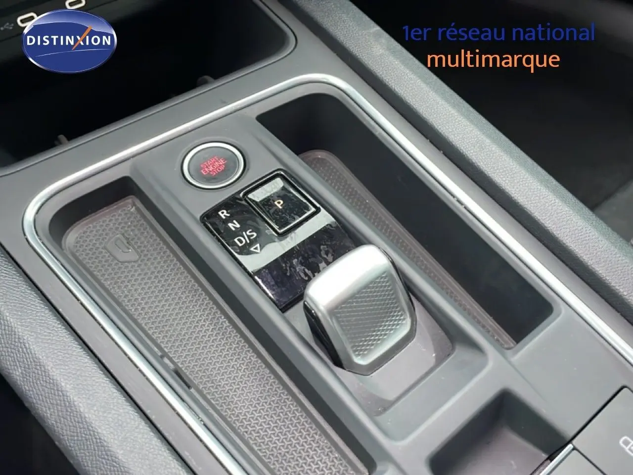 Gros plan sur la console centrale grise avec levier de boîte automatique et bouton start/stop du SEAT LEON ST 2025.