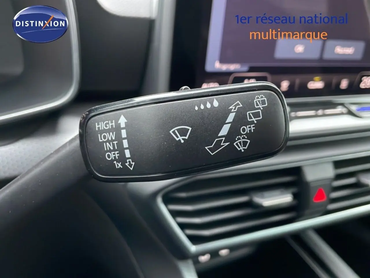 Gros plan sur la commande d’essuie-glace dans l’habitacle gris-noir du SEAT LEON ST bleu Fjord 2025.