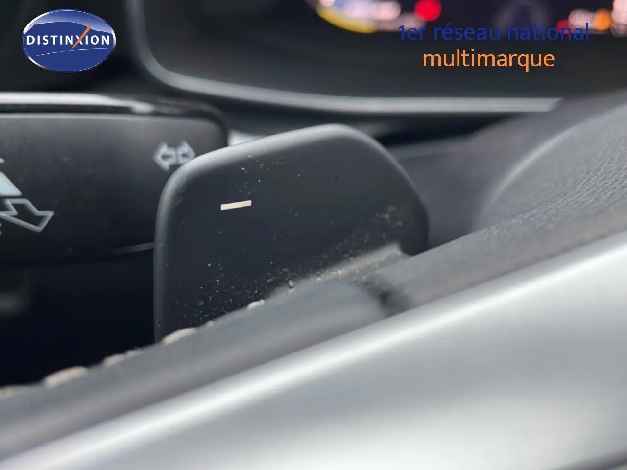 Gros plan sur la palette de changement de vitesse noire côté droit du volant dans l'habitacle d'une SEAT LEON ST bleu Fjord.