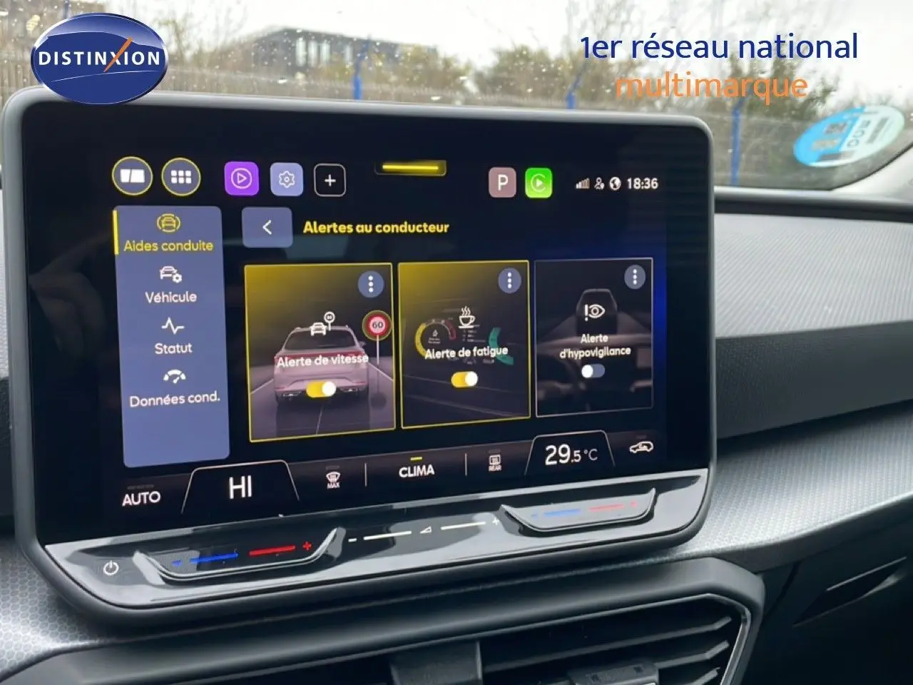 Écran tactile central du tableau de bord du SEAT LEON ST bleu Fjord, affichant les alertes au conducteur.
