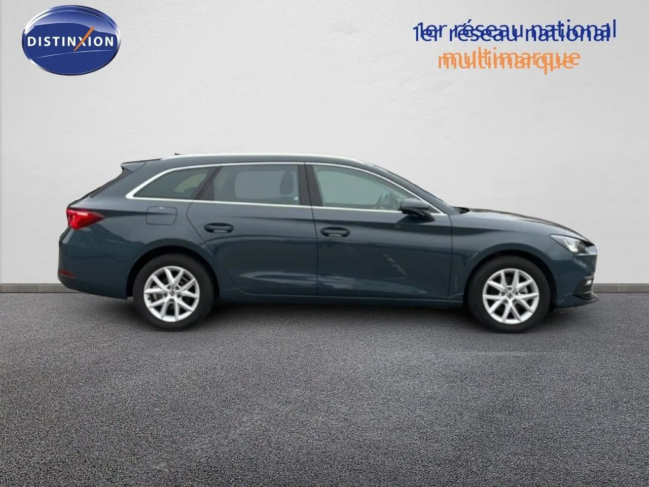 Vue de profil côté gauche d'une SEAT LEON ST 2025 bleu fjord avec jantes alliage et lignes épurées.