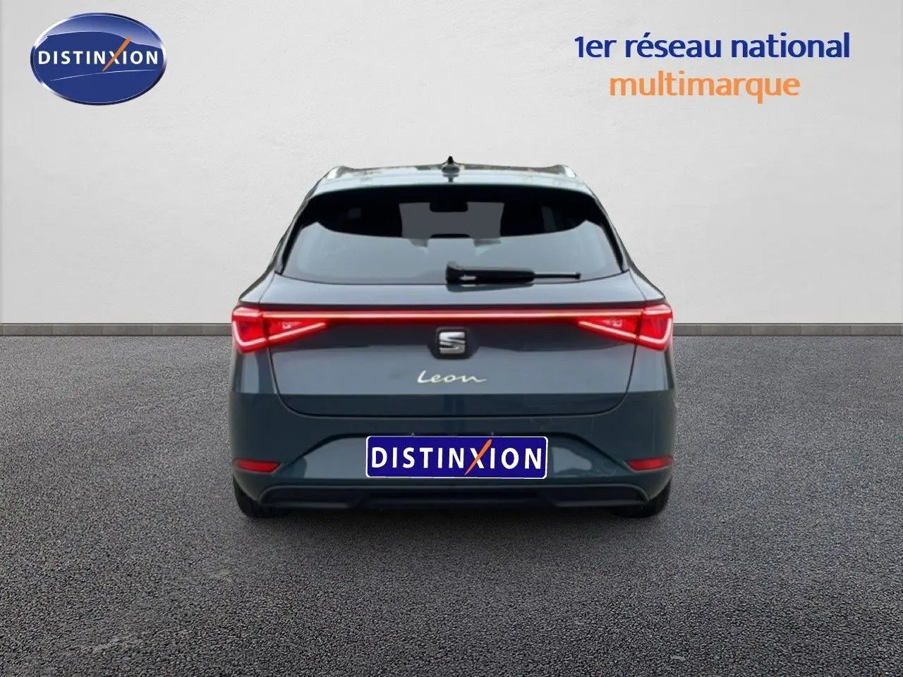 Vue arrière d'un SEAT Leon ST bleu Fjord 2025 avec feux LED reliés et logo distinctif au centre du hayon.