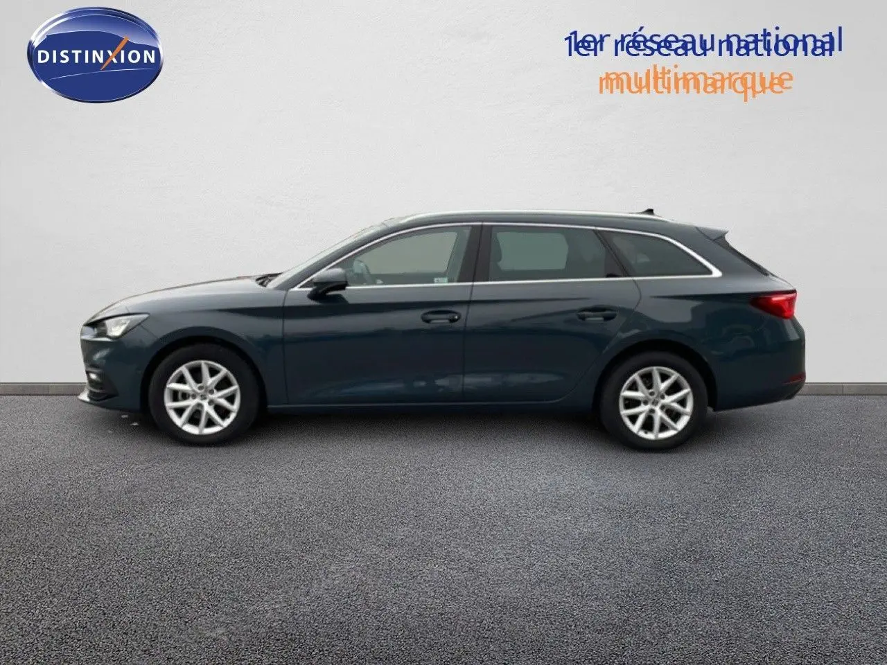 Vue latérale droite d'une SEAT LEON ST 2025 bleu fjord, break compact aux lignes épurées et jantes argentées.