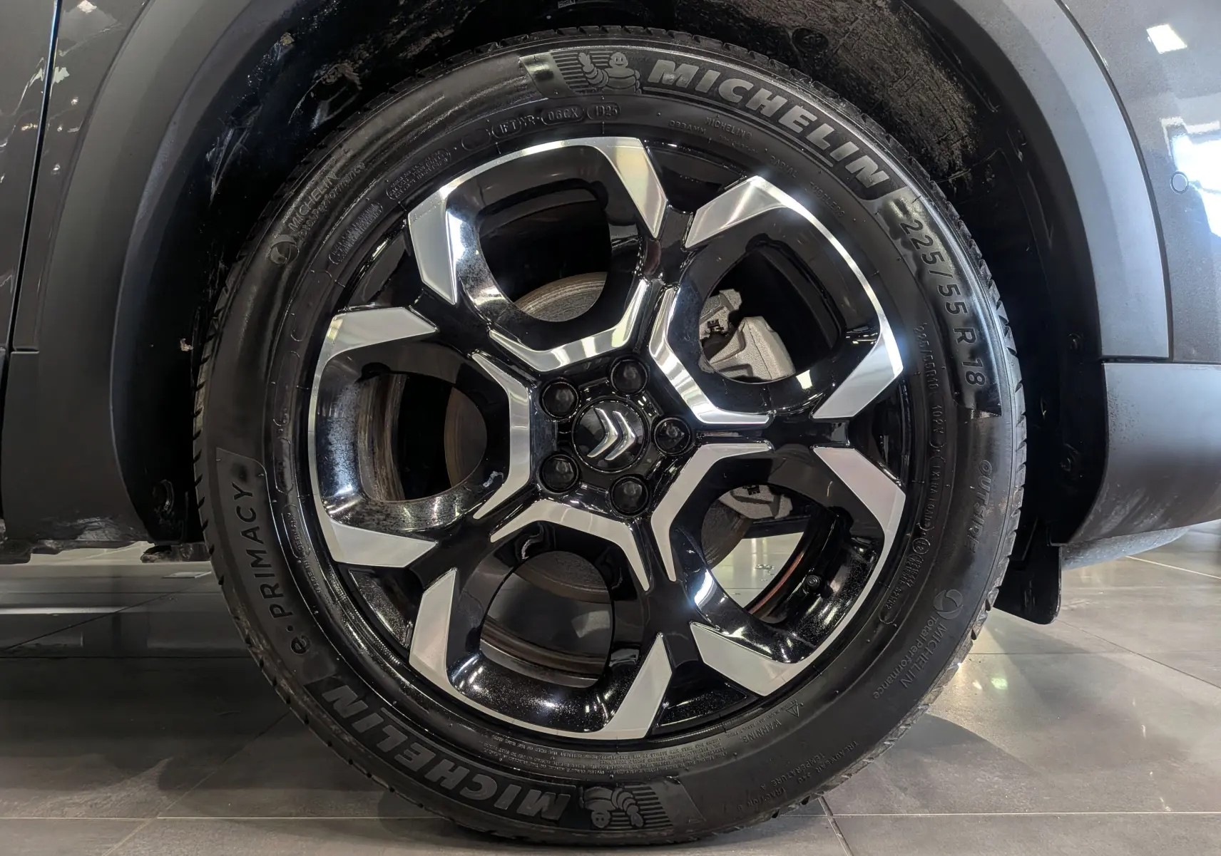 Gros plan sur la roue arrière droite d'un Citroën C5 Aircross gris Platinium, mettant en valeur le pneu Michelin.