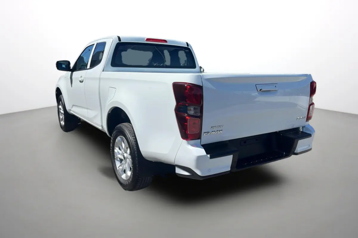 Vue 3/4 arrière gauche d'un pick-up Isuzu D-MAX blanc Splash avec jantes alu et hayon fermé.