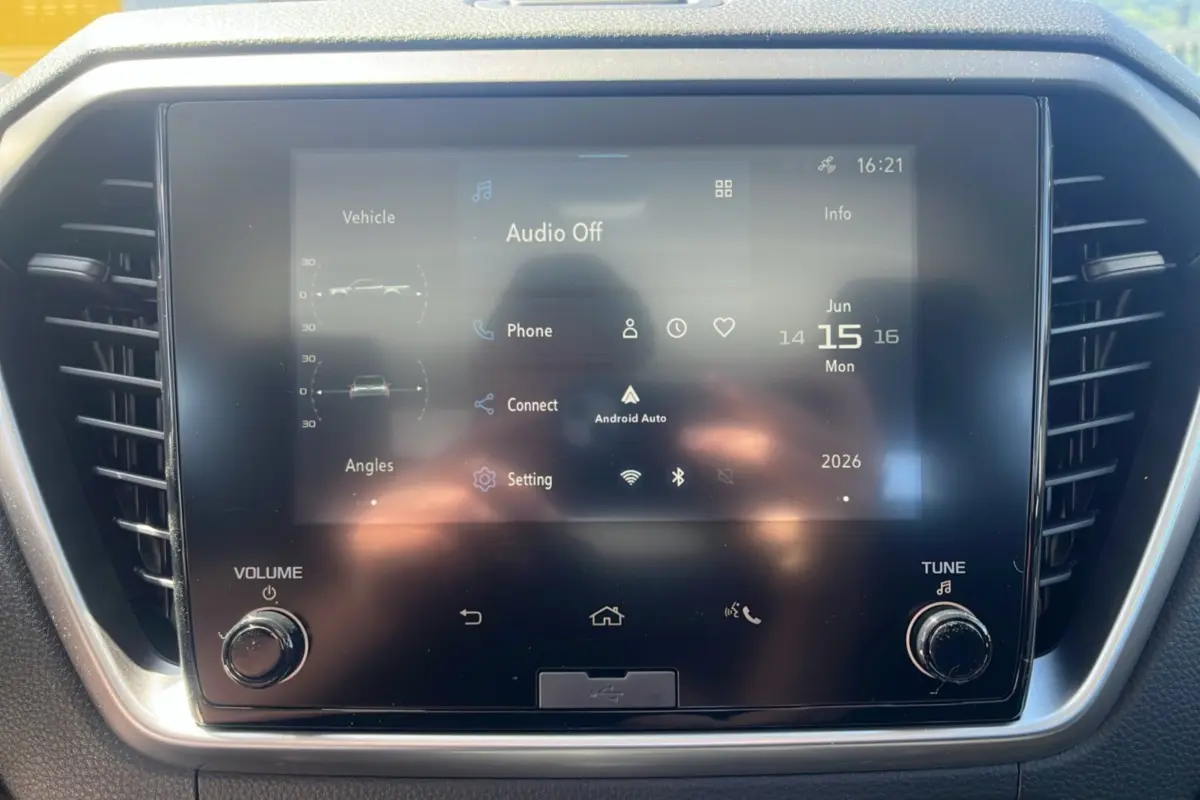 Écran tactile central du tableau de bord de l'Isuzu D-MAX 2.2 TD 164 Space Evolution, interface Android Auto visible.