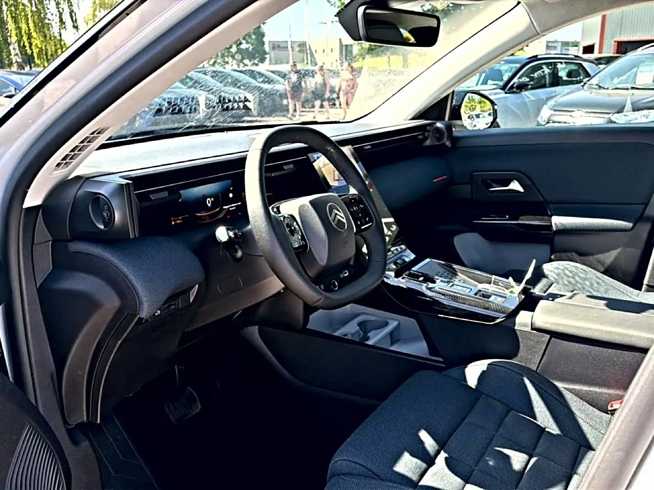 Intérieur du Citroën C5 Aircross 2026 vu côté conducteur, tableau de bord numérique et volant multifonction noir.