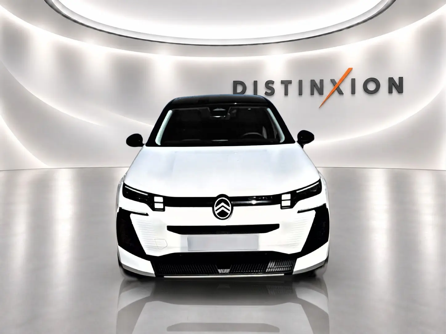 Vue de face du Citroën C5 Aircross hybride blanc avec toit noir, dans un showroom au mur lumineux "Distinxion".