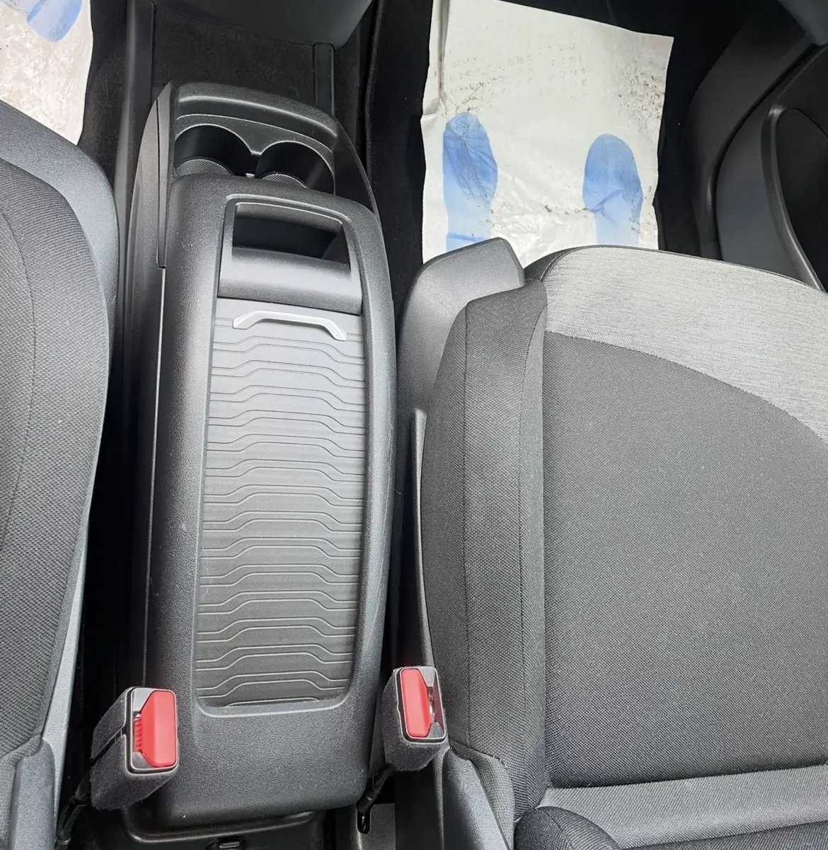 Vue plongeante sur la console centrale et siège avant gris foncé du Citroën C4 Picasso 2017, intérieur sobre.