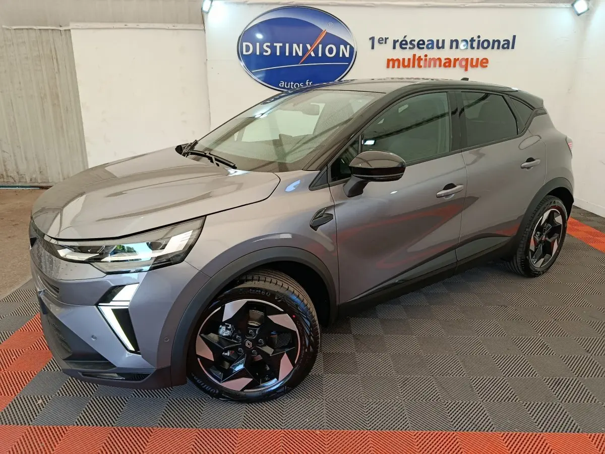 Renault Captur Techno Eco-G 2025 gris foncé vu en 3/4 avant droit avec jantes noires et LED distinctives.