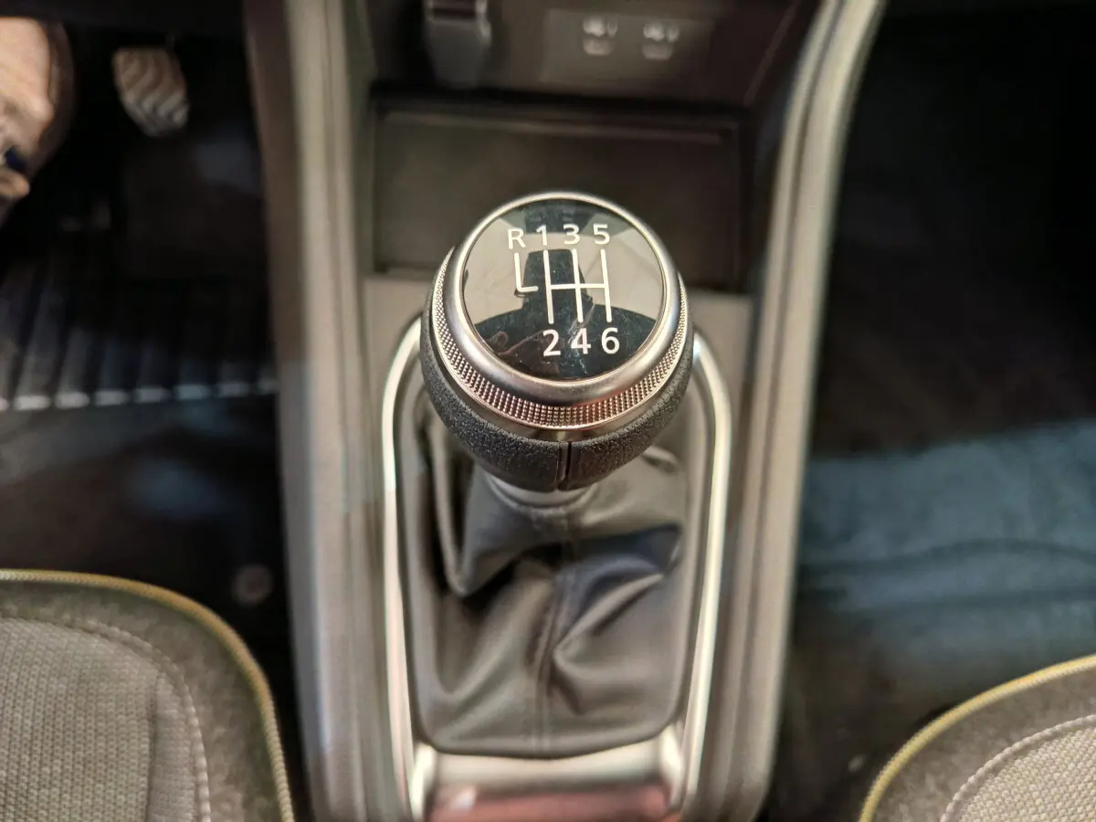 Gros plan sur le levier de vitesses manuel noir du Renault Captur Techno Eco-G 2025, intérieur gris foncé.