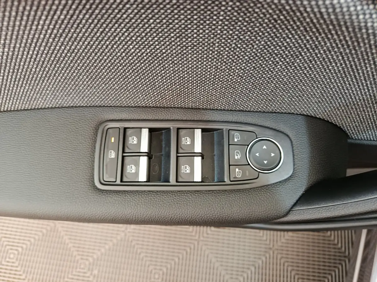 Panneau de commandes des vitres et rétroviseurs côté conducteur du Renault Captur gris foncé 2025.