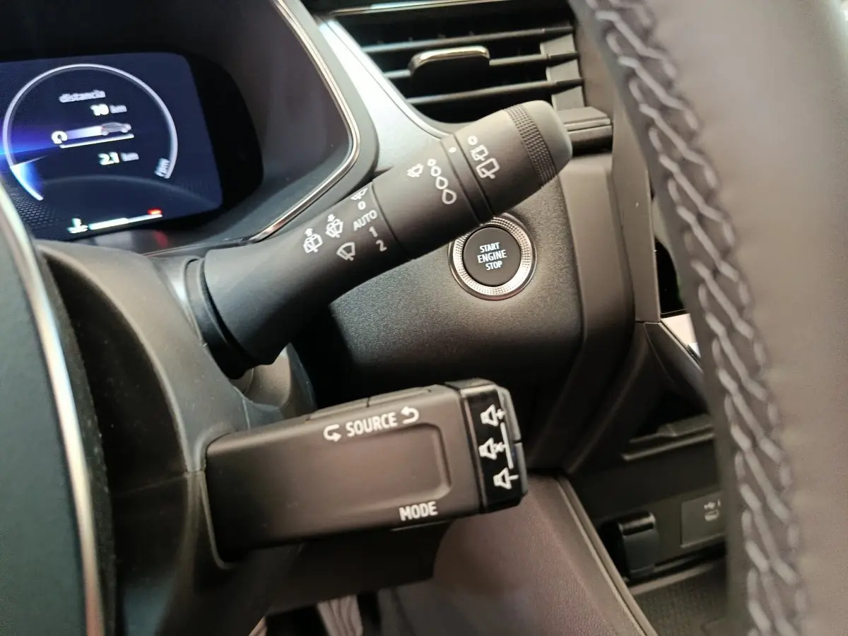 Détail du tableau de bord côté gauche du Renault Captur 2025 avec bouton start/stop et commandes au volant visibles.