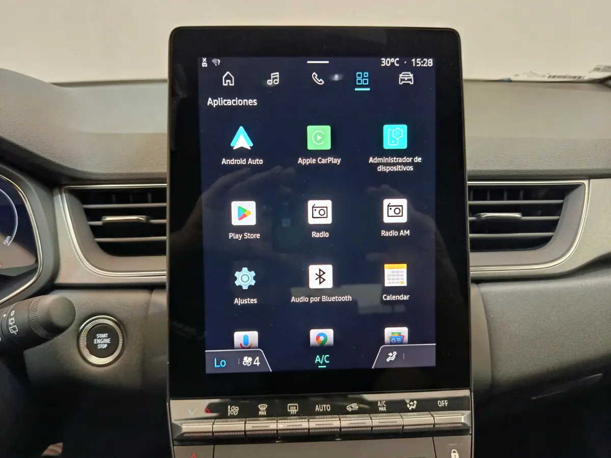 Écran tactile central affichant les applications multimédia du tableau de bord intérieur du Renault Captur gris foncé 2025.