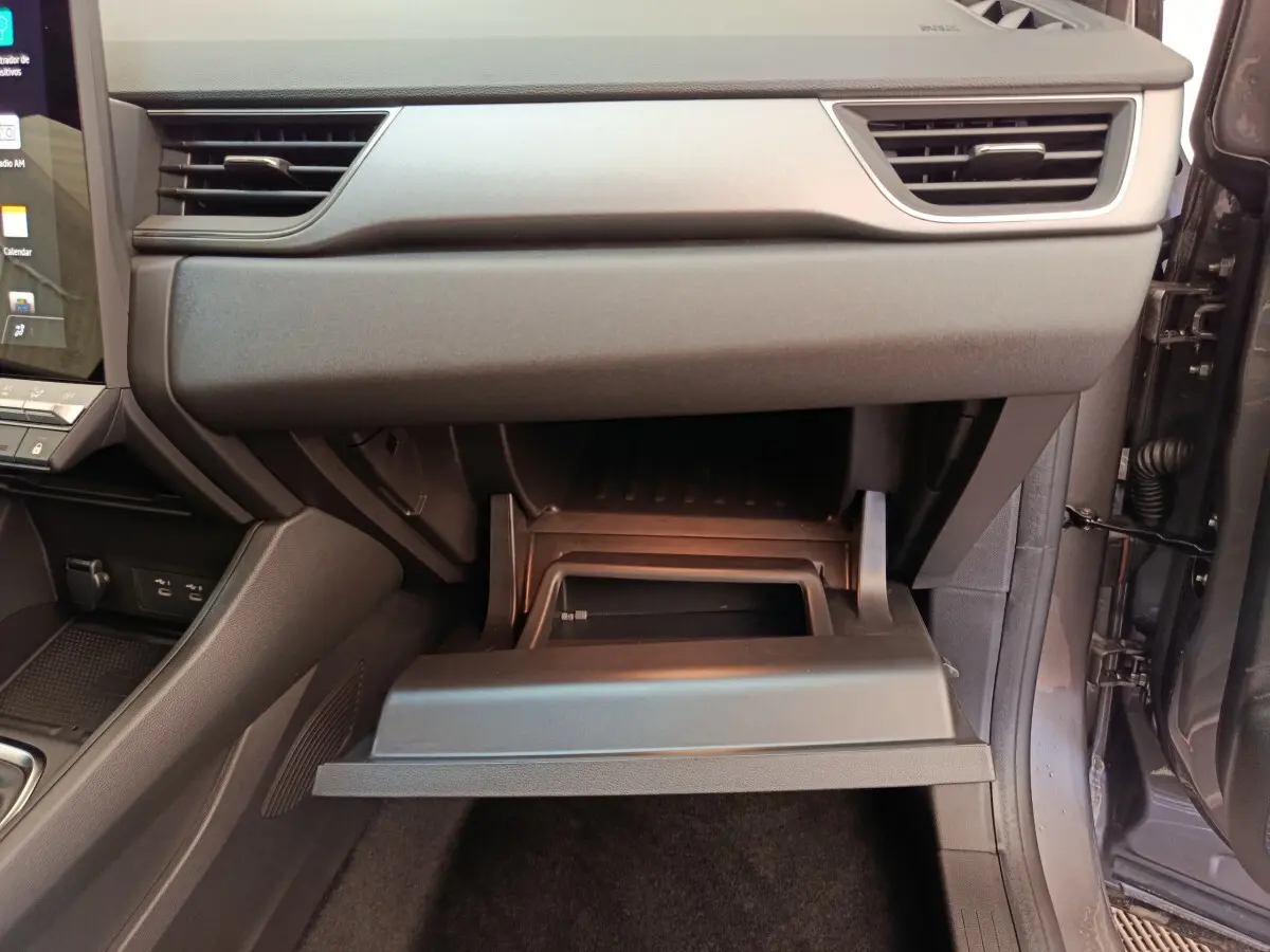 Gant de rangement ouvert côté passager dans l'habitacle gris foncé du Renault Captur Techno Eco-G 2025.