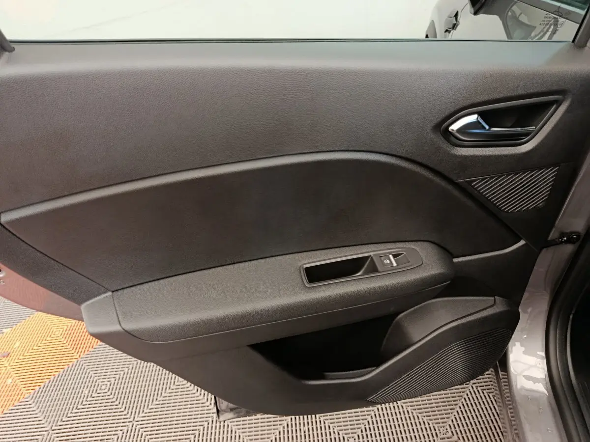 Porte intérieure côté gauche noire du Renault Captur 2025, avec poignée et commande de vitre électrique.