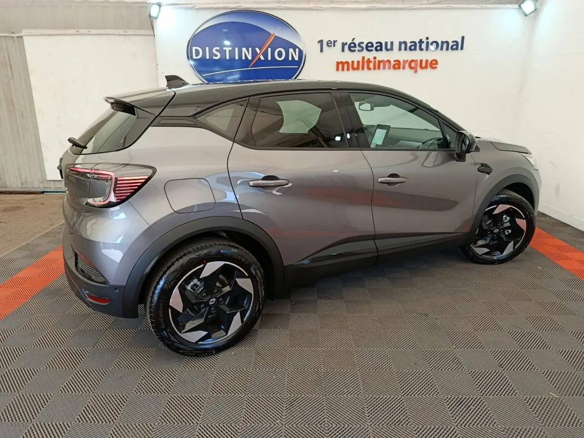 Renault Captur techno Eco-G 100 ch 2025 en gris foncé, vue profil côté droit dans un showroom.