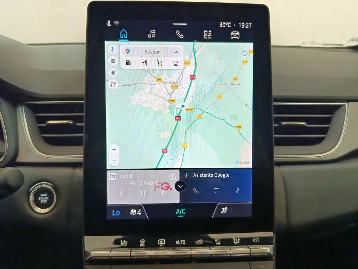 Écran tactile central 10,4 pouces du tableau de bord du Renault Captur 2025 avec navigation Google Maps affichée.