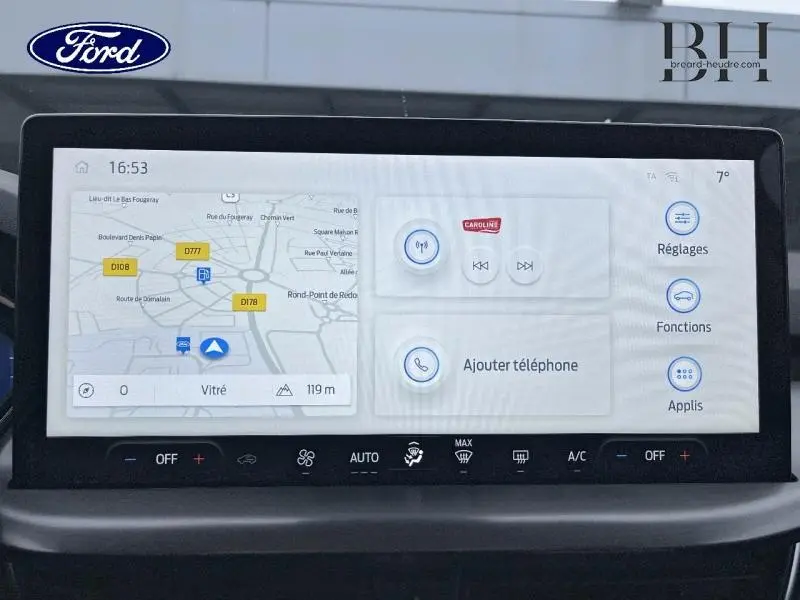 Écran tactile central de la Ford Focus SW 2024 affichant la navigation et les commandes multimédia.