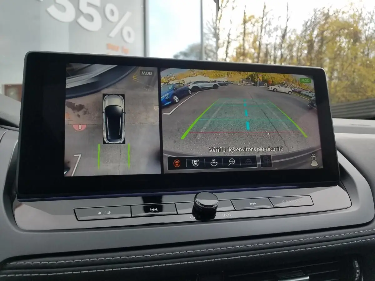 Écran central du Nissan Qashqai 2025 montrant la caméra 360° et la vue arrière en stationnement.