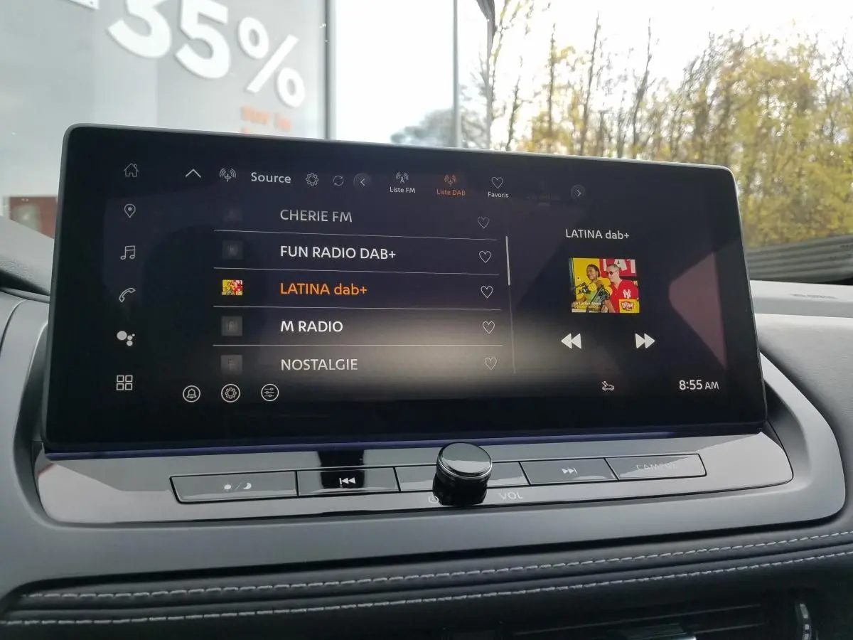 Écran tactile central du Nissan Qashqai 2025 affichant les stations radio DAB+ avec commandes intégrées.