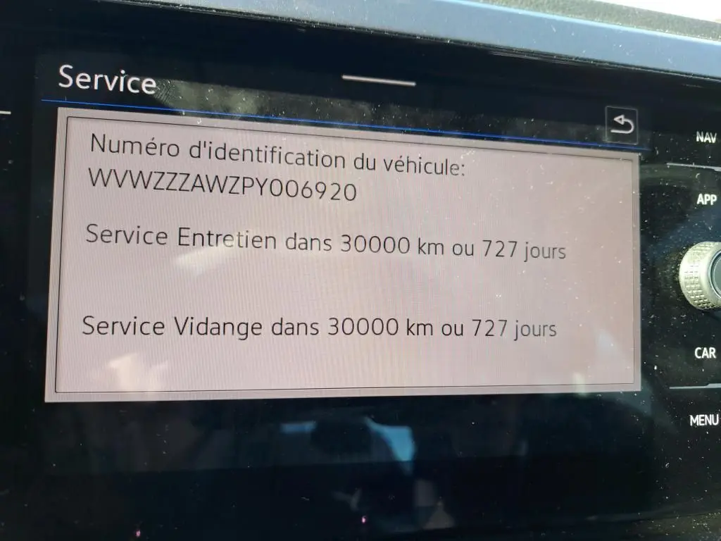Écran central affichant l’identification du véhicule Volkswagen Polo 1.0 TSI 95 Style et les alertes de service à venir.