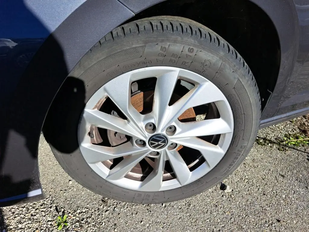 Gros plan sur la roue avant gauche de la Volkswagen Polo gris 2022 avec jante alliage 16 pouces Palermo.