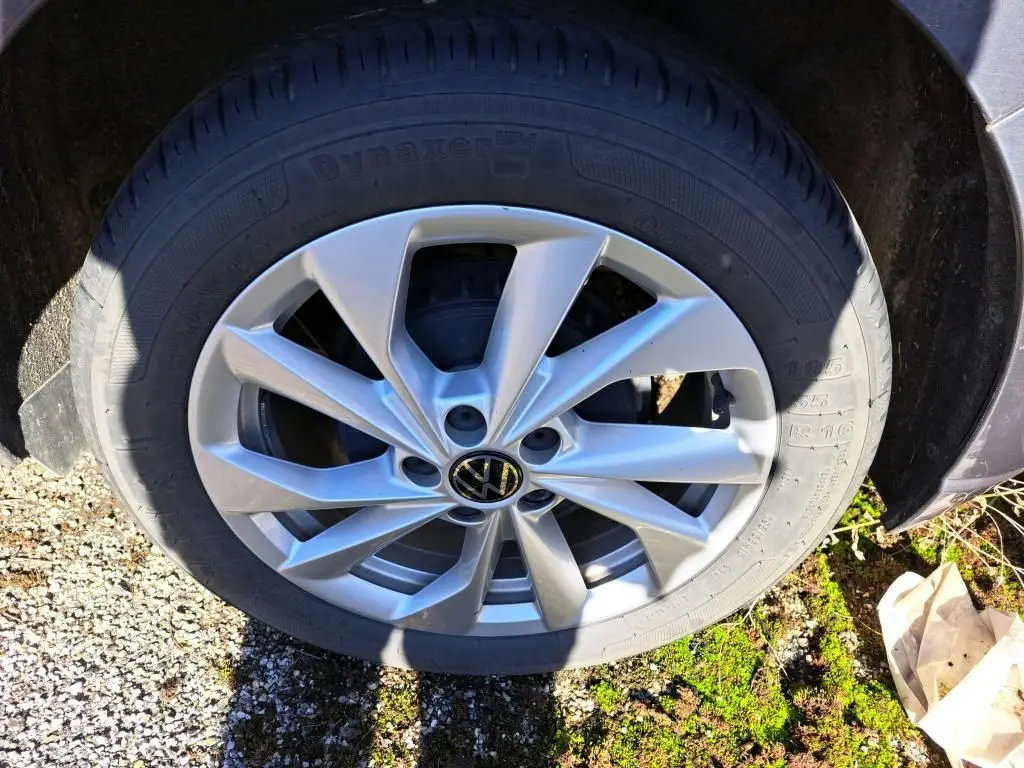Gros plan sur la jante alliage 16 pouces Palermo argentée d'une Volkswagen Polo gris 2022, avec pneu Dynaxer.