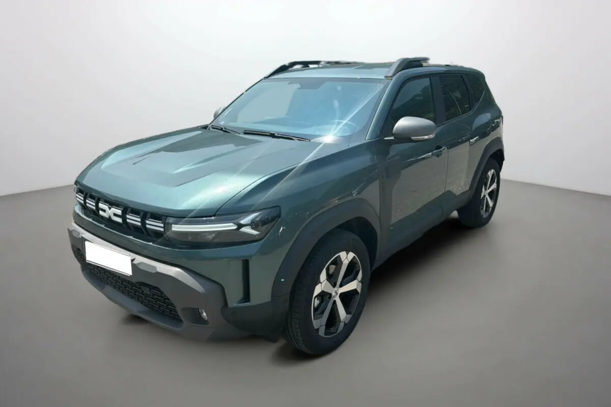 Dacia Duster HEV 140 Journey Plus vert cèdre en 3/4 avant droit, avec jantes alu 18 pouces et barres de toit.