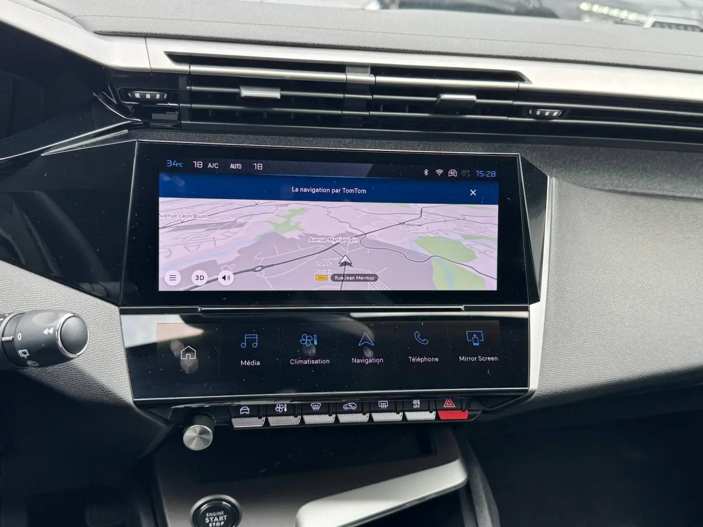 Vue rapprochée de l’écran tactile central de la Peugeot 308 1.2 Hybrid 145ch Allure, affichant la navigation.
