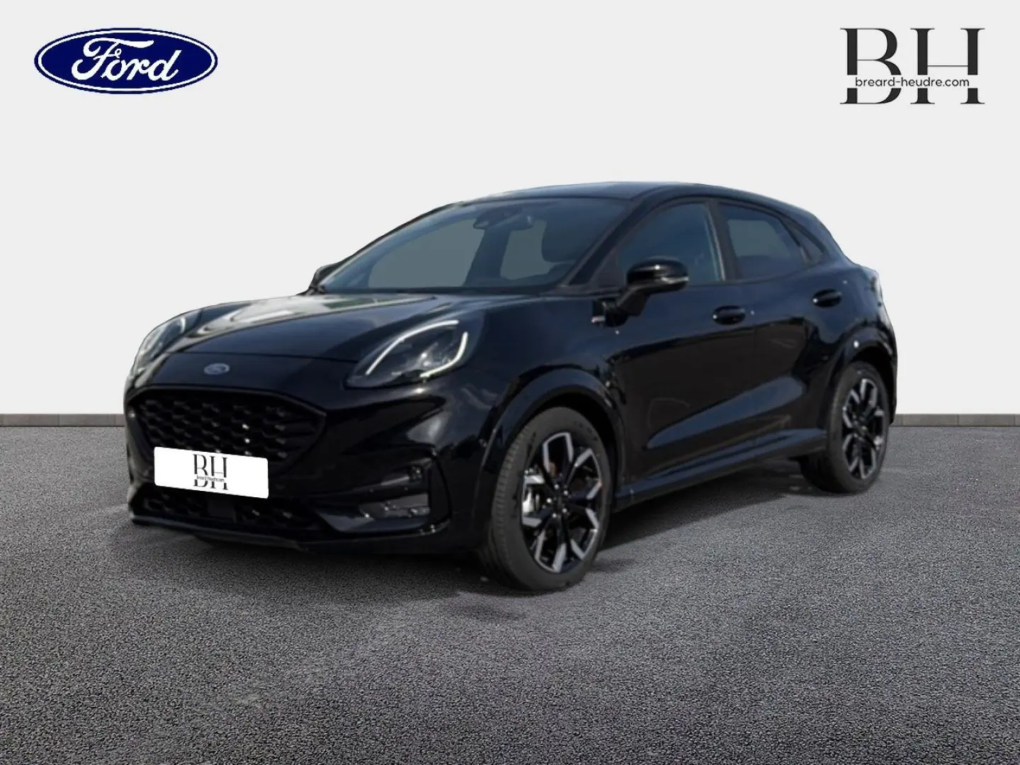 Ford Puma 2023 noir Agate métallisé en vue 3/4 avant droit, avec jantes noires et calandre sportive.
