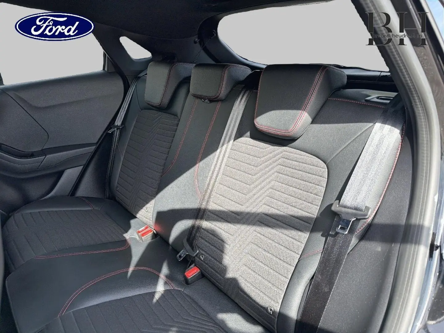 Vue latérale droite de la banquette arrière noire avec surpiqûres rouges du Ford Puma 2023 finition ST-Line X.